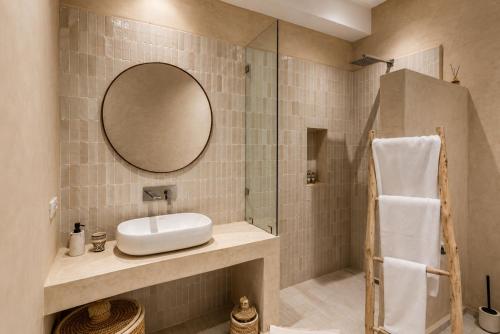 a bathroom with a sink and a mirror at Riad privé Maskat, piscine, petit-déjeuners, proche Jemaa el-Fna in Marrakesh