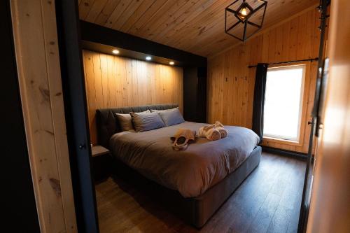 a bedroom with two dogs laying on a bed at Le Versant Mont-Sainte-Anne in Saint-Férréol-les-Neiges