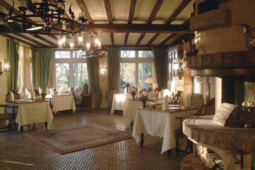 a dining room with tables with white table cloth at Romantik Hotel Hof zur Linde in Münster
