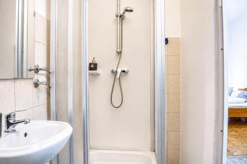 Cozy 2BR Apt for Up To 6P, Near Wiener Stadthalle