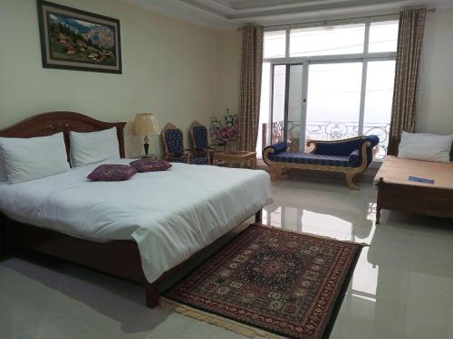 a bedroom with a bed with a rug and a window at Woodford Ayubia in Ayubia