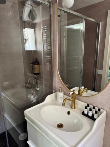 a bathroom with a sink and a mirror at Wanbo Herrgård in Nedre Vanbo