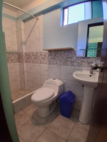 a bathroom with a toilet and a sink at Fundo San Silvestre in Huaraz