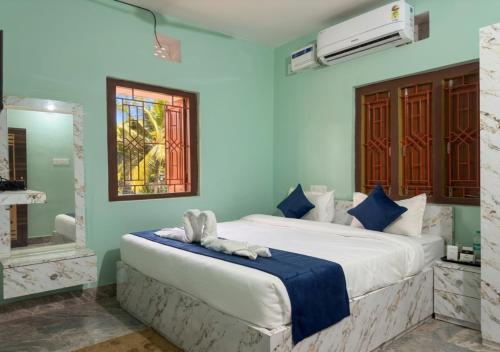 a bedroom with a large bed and a mirror at Das & Das Hotel in Bhubaneshwar