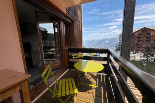 a table and chairs on a balcony with a view at Appart T2 pers Risoul Proche pistes in Risoul