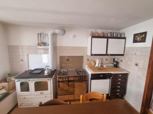 a small kitchen with a stove and a sink at Casa Mersino in Lindar