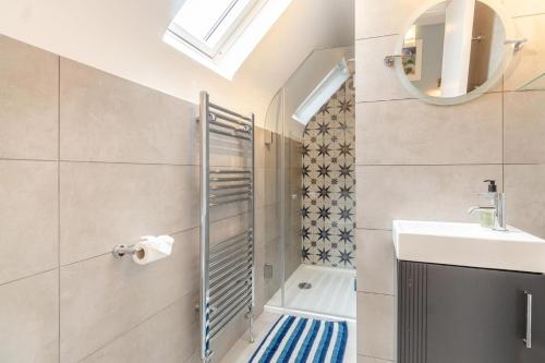 a bathroom with a sink and a shower at 5 Bed in Walberswick oc-hlodg2 in Walberswick