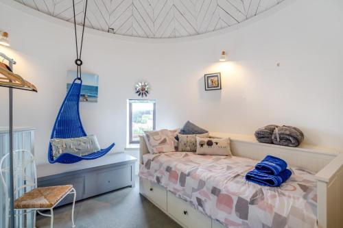 a bedroom with a bed and a chair at 3 Bed in Kirkbymoorside oc-y100 in Kirkbymoorside