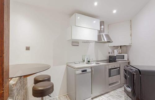 Modern 2BD Apartment 14 mins to the Eiffel Tower