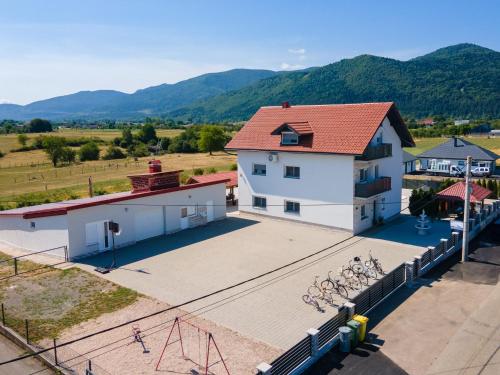widok z góry na biały budynek z czerwonym dachem w obiekcie Guesthouse Viktorija Flat - Deluxe Apartment w mieście Otočac