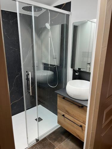 a bathroom with a shower and a sink at L'Escale de Gaston in Sainte-Florence
