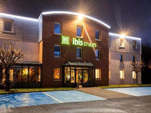 ein Hotelgebäude mit einem großen Sites-Schild darauf in der Unterkunft ibis Styles Saint-Quentin in Saint-Quentin