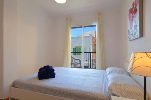 パルマ・デ・マヨルカにある28 Townhouse 200mts from sea/beachのベッドルーム1室(ベッド1台付)が備わります。バルコニーの景色を望めます。
