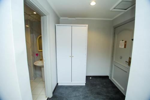 a bathroom with a white cabinet and a sink at فندق ربا الحجاز توصيل للحرم in Az Zahrāʼ