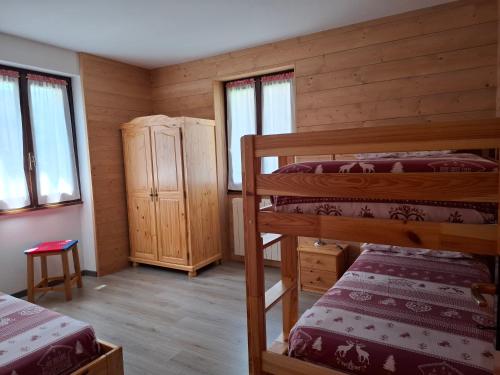 ein Schlafzimmer mit zwei Etagenbetten in einer Hütte in der Unterkunft Tra le Vette in Caspoggio