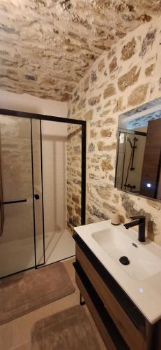 ein Badezimmer mit Waschbecken und Dusche in der Unterkunft Authentique-CAVE Les Assions in Les Assions