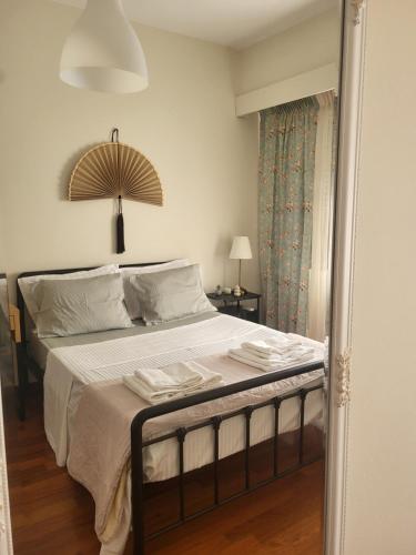 ein Schlafzimmer mit einem Bett mit weißer Bettwäsche und einer Lampe in der Unterkunft Centro casa in Arta
