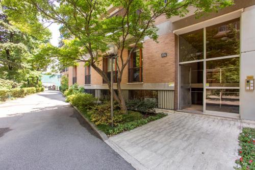 Argonne Bamboo Apt - Near Metro Station by InnStay