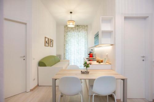 Argonne Bamboo Apt - Near Metro Station by InnStay