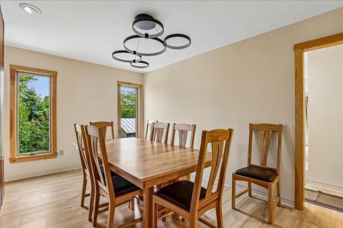 a dining room with a wooden table and chairs at The Mercer House in Stowe