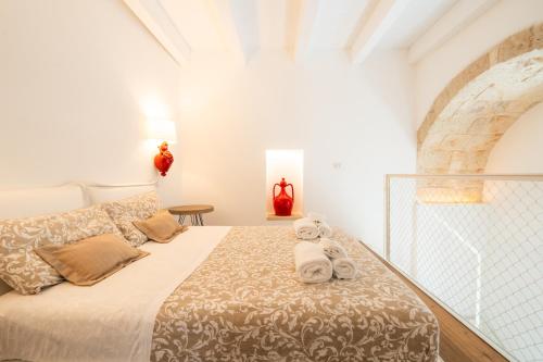 a bedroom with a bed with two teddy bears on it at Iulius Suite in Conversano