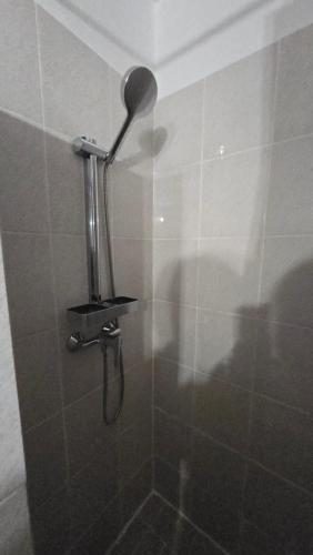 a shower with a shower head in a bathroom at Favone Mini Villa Playa del Oro in Favone