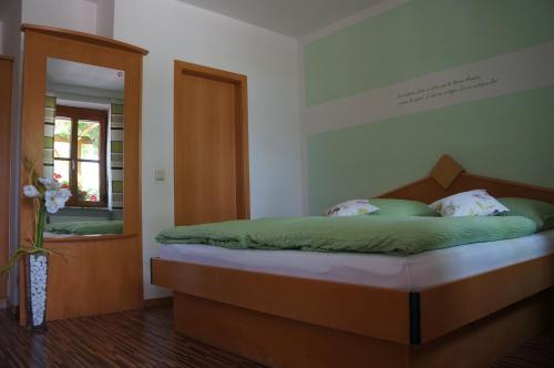 Giường trong phòng chung tại Zistler's Blaufränkischhof