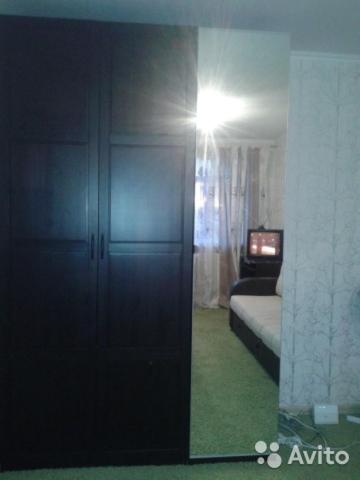 エカテリンブルクにあるApartment on Volgogradskayaのドア、ベッド、鏡付きの部屋
