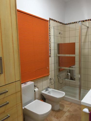 a bathroom with a toilet and a sink and a shower at Casa el Durazno in Lodero