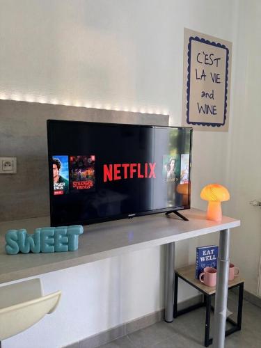 a flat screen tv sitting on top of a table at Côté green in Juvignac