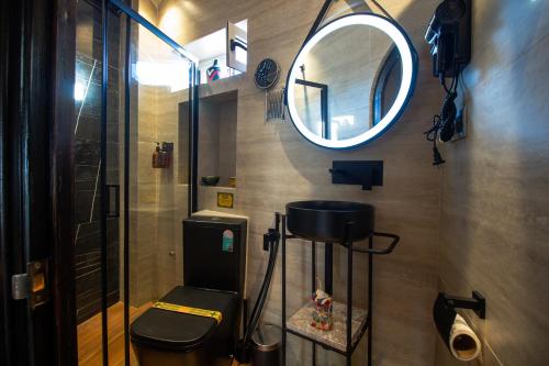 a bathroom with a toilet and a mirror on the wall at Alojamientos Chaouni in Chefchaouen