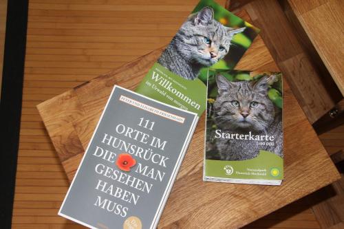 zwei Bücher auf einem Holztisch in der Unterkunft Ferienwohnungen Alte Schule in Elchweiler
