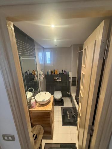 a small bathroom with a sink and a toilet at Les pieds dans l eau, résidence Nadine in Hammam Sousse
