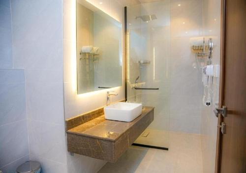 a bathroom with a sink and a mirror at المهاجر للشقق المخدومة بالكورنيش in Jeddah