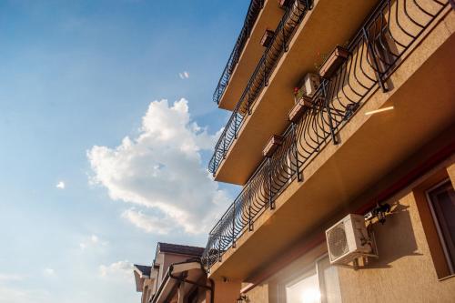 a view of the side of a building with balconies at Vila Cristal in Baile Felix