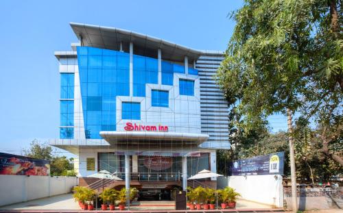 um edifício com um cartaz que lê Silver Inn em Treebo Trend Shivam Inn near Singapore Mall em Lucknow