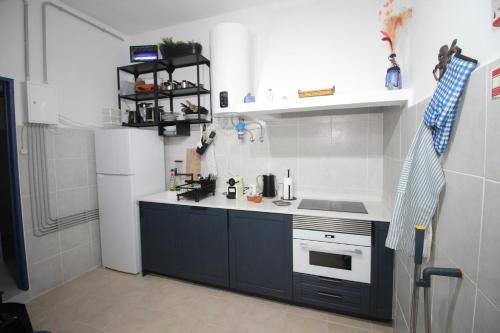 a kitchen with a sink and a stove at Discoveries House Alenquer in Alenquer