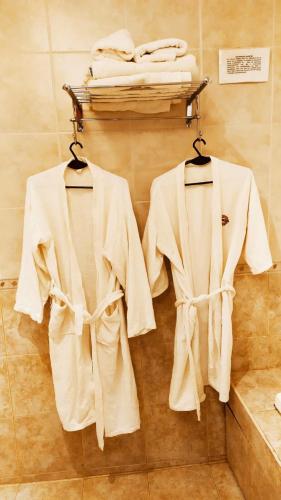 two towels are hanging on a rack in a bathroom at Apart hotel Agua Dorada in Cavalango