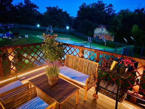 Wildflower Oasis tesisinin dışında bir bahçe