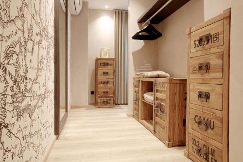 a bathroom with wooden drawers and a wall with writing at Schmiede 7 in Beilngries