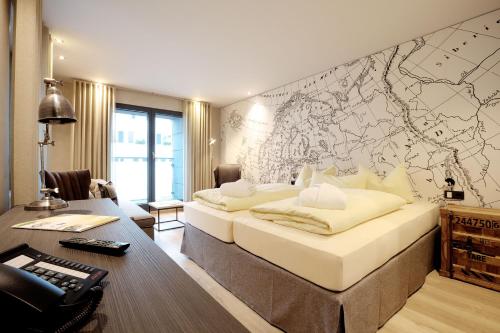 1 dormitorio con 1 cama grande y un mapa en la pared en Schmiede 7 en Beilngries