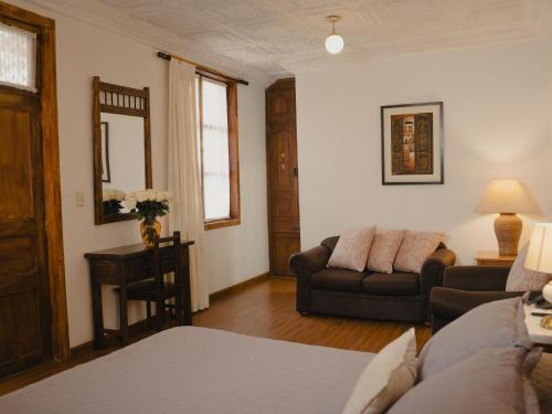 ein Wohnzimmer mit Sofa und Sessel in der Unterkunft Hotel Boutique Inca Real in Cuenca