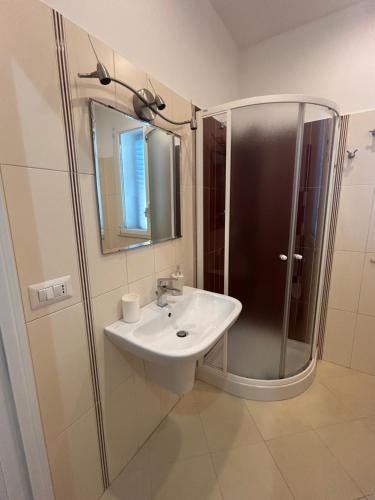 a bathroom with a sink and a shower with a mirror at Casa Alessandra in Cassibile