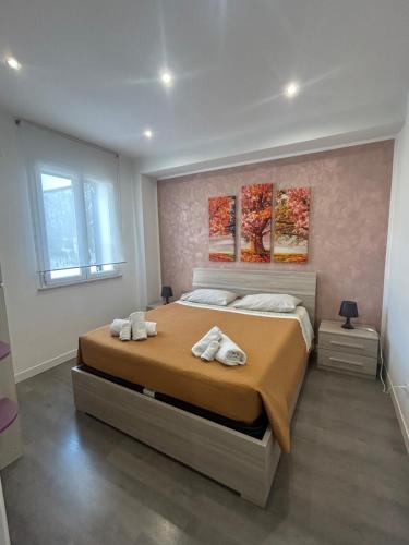 a bedroom with a bed with towels on it at Casa Alessandra in Cassibile
