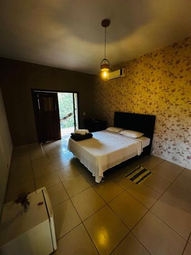a bedroom with a bed in the middle of a room at Varanda do Vale in Palmas