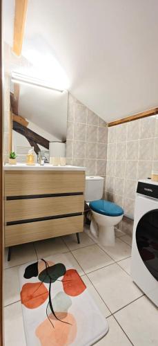 a bathroom with a toilet and a sink and a microwave at Gîte de l'Aiguillier in Castelnau-de-Montratier