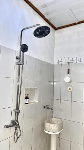 a bathroom with a shower and a sink at Homestay Syariah Melati Borobudur in Borobudur