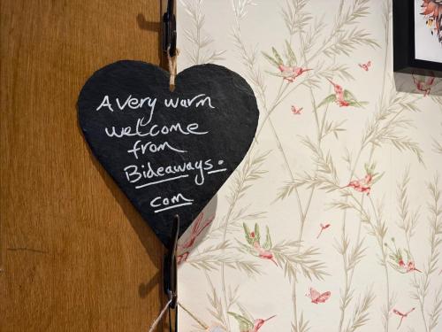 a heart sign that reads a very warm welcome from blossomees camp at The Little Beech Tree in Linlithgow