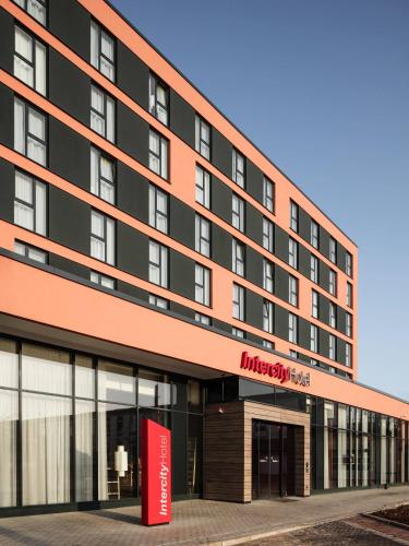 an exterior view of the mulberry hotel at IntercityHotel Braunschweig in Braunschweig