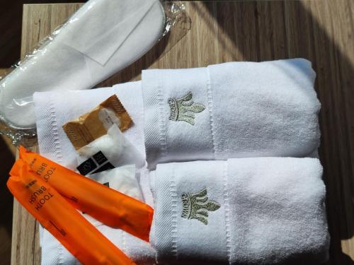 a pile of towels and a pen on a table at Gorgeous view apt riscanovca in Chişinău